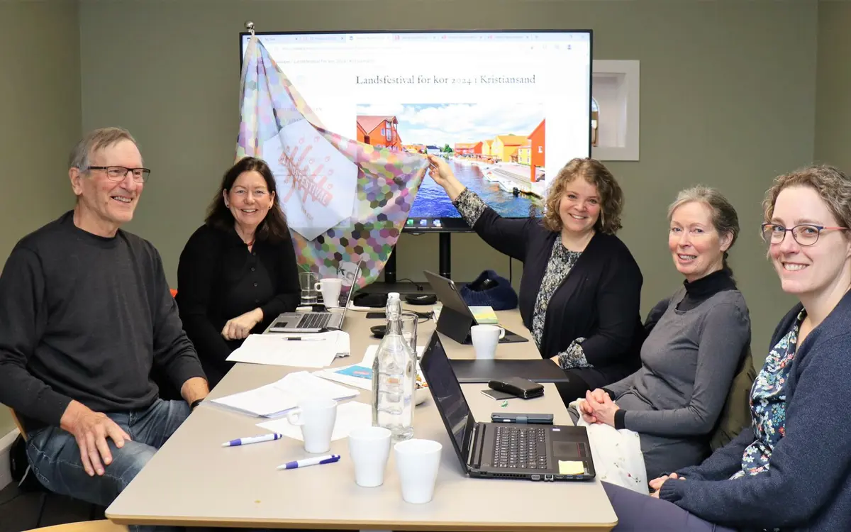 Festivalkomiteen for Landsfestival for kor i Kristiansand. Fra venstre: festivalsjef Thom Kåre Eie, styreleder i Norges Korforbund Sørlandet, prosjektleder Ragna Marie Henden, musikkfaglig ansvarlig Charlotte Wilhelmsen, vertskoransvarlig Eli Herdlevær og økonomiansvarlig Dieke Buitenhuis. Representant for Norges Korforbund, Rune Frank Brunslid, fungerende generalsekretær, var ikke tilstede da bildet ble tatt.