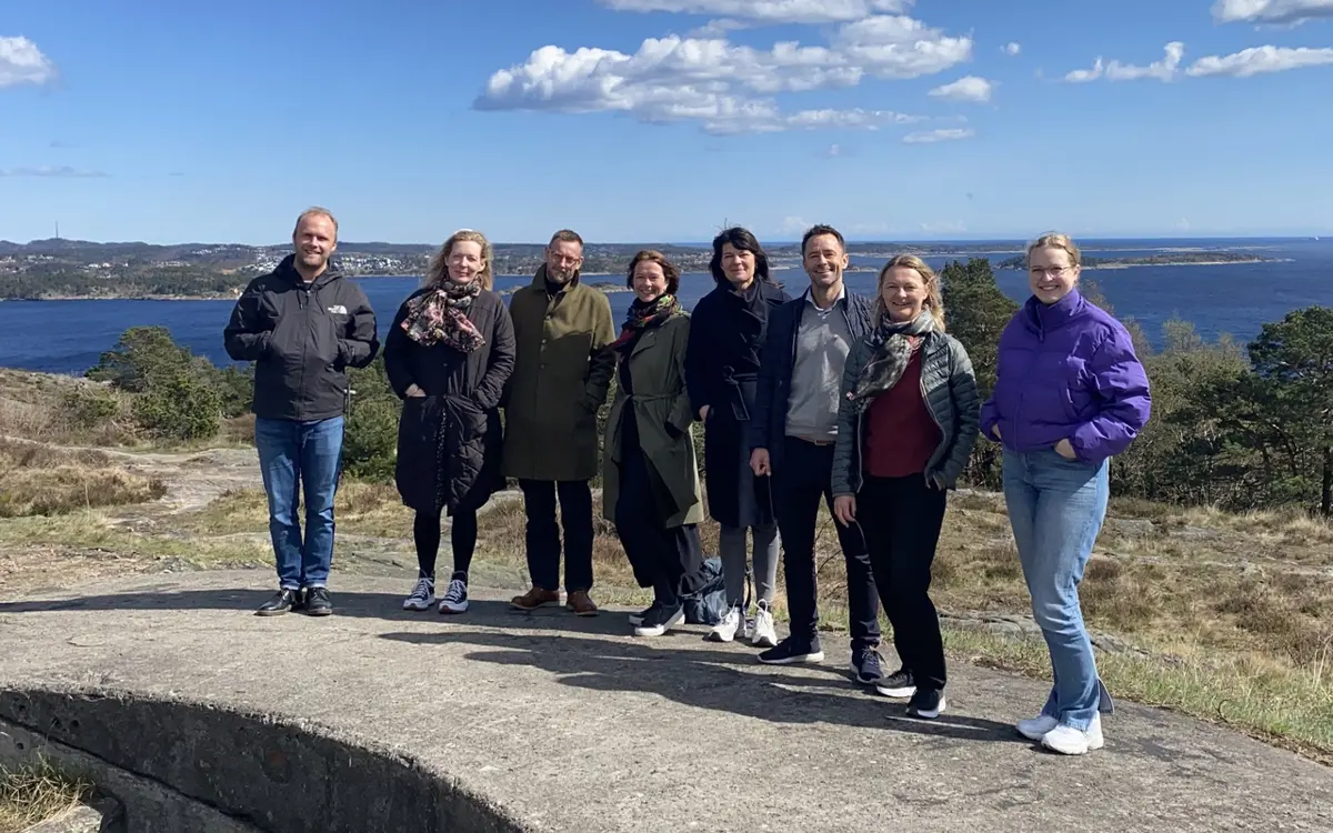 I bildet ses medarbeidere fra Det danske filminstitut (DFI), Norsk filminstitutt (NFI ) og Norgesfilm (NF) på toppen av Odderøya i Kristiansand. Fra venstre mot høyre: Martin Schantz Faurholt (DFI), Lisbeth Juhl Sibbesen (DFI), Jens Nielsen Gram (DFI), Tina Andersson (NF), Marianne Hjerpseth (NFI), Anders Koppang-Grønn (NF), Berit Andersen (NFI) og Helene Retzius (NF).