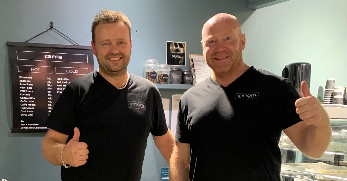 Geir Kenneth Wiig (til høyre) og Egil Hansen er de nye eierne av Innom Cafe.