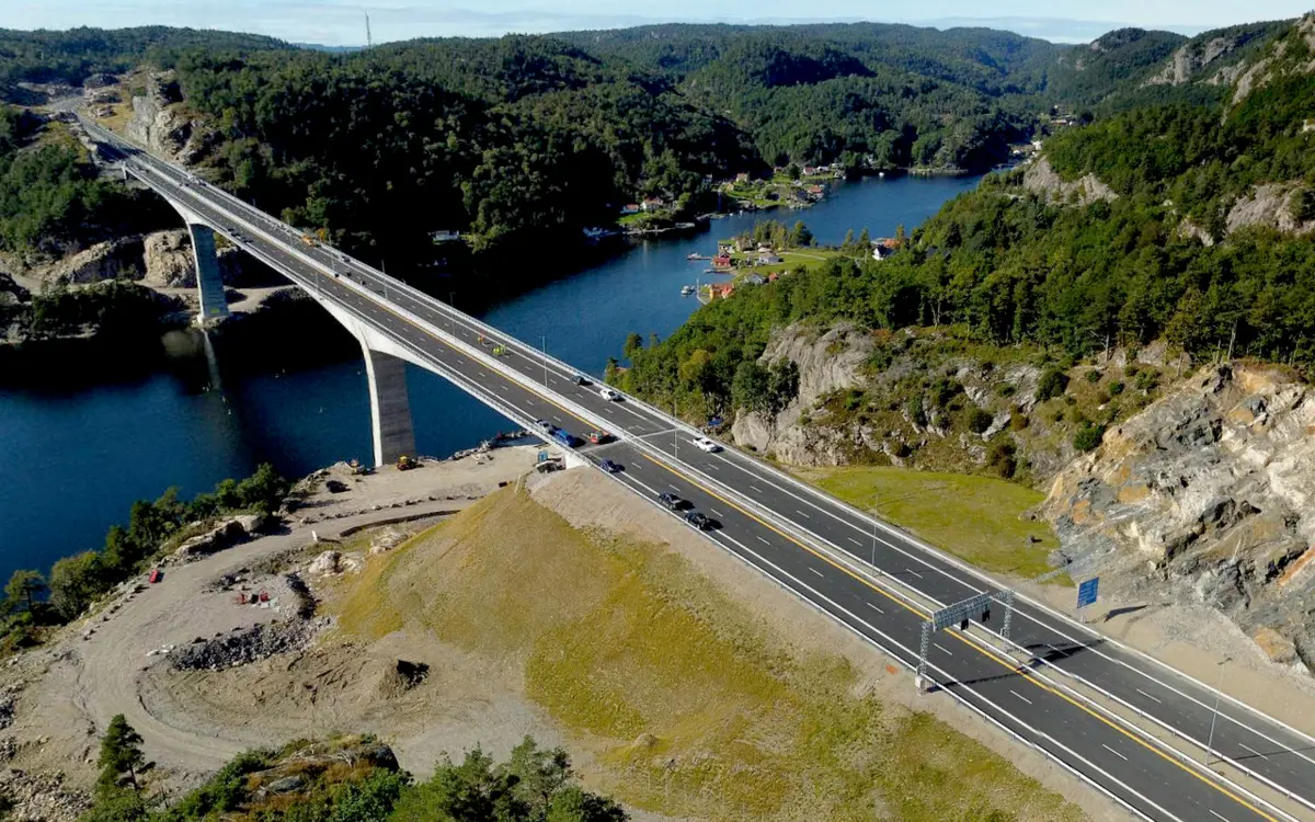 Flere av de viktigste prosjektene i regionen er avhengig av at vi fortsetter den offensive satsingen på bedre infrastruktur, skriver kronikkforfatterne. Foto: Nye veier
