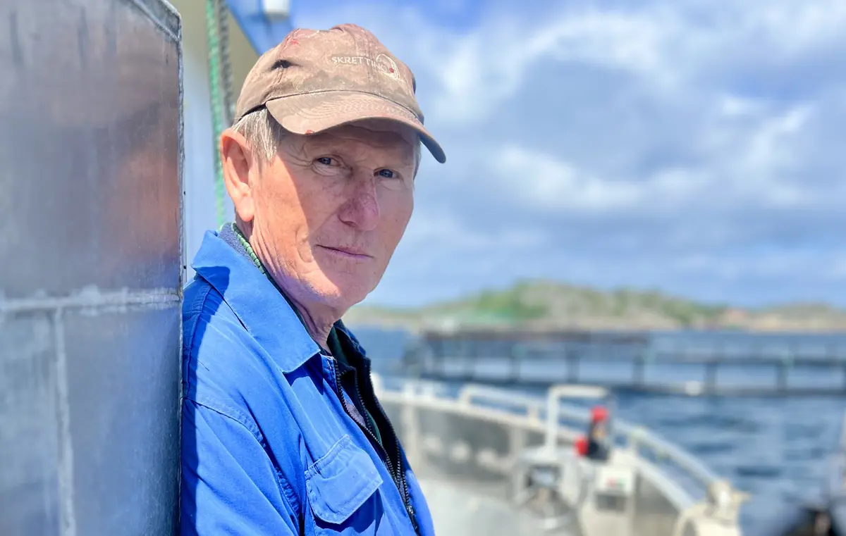 Karl Olaf Jørgensen ved en av merdene i Høvåg. Foto: Liv Eva Kirkesæther/NIKR