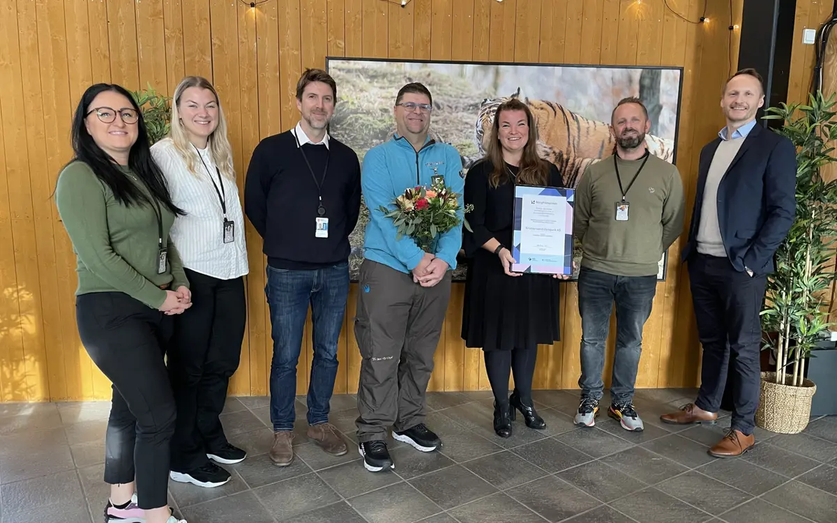 Rodica Irini (husøkonom i Dyreparken), Stine Gåsland (HR-medarbeider i Dyreparken), Tore Engelsen (rådgiver i Agder Fylkeskommune), Rabih Costantine (billettkontrollør i Dyreparken), Kristine Warp (HR-leder i Dyreparken), Per Arnstein Aamot (adm.dir. i Dyreparken) og Arild Karlsbakk (senior rådgiver i IMDI - Integrerings- og mangfoldsdirektoratet). Foto: Dyrepaken