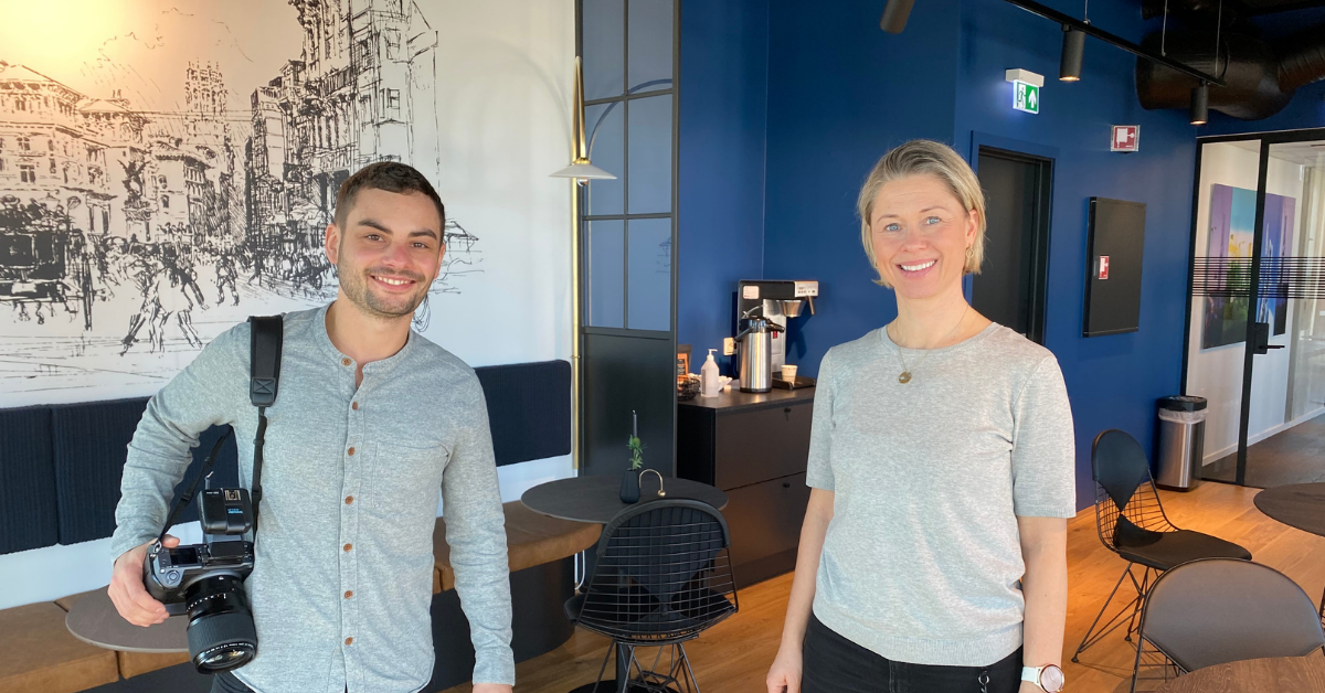 Fornøyde medlemmer. Fra venstre: Fotograf Marcel Tiedje og daglig leder av advokatfirma Tofte, Elisabeth Slettedal. 