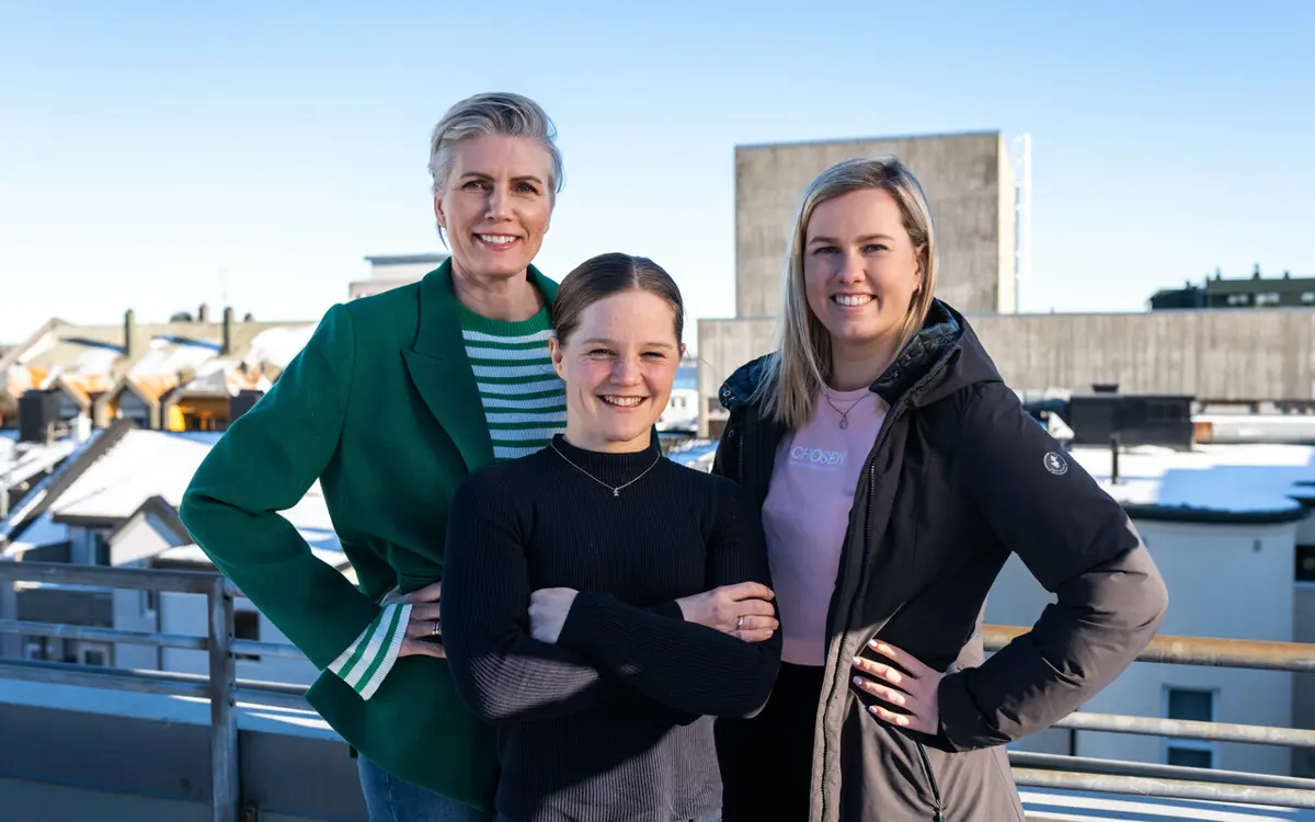 Samlet på taket av Bærekraftsenteret er fra venstre Marianne Bryne Dalane (FLXBL), Siri Moseng (Syklusentusiasten) og Emma Lunden (BOLD TYPE Management)