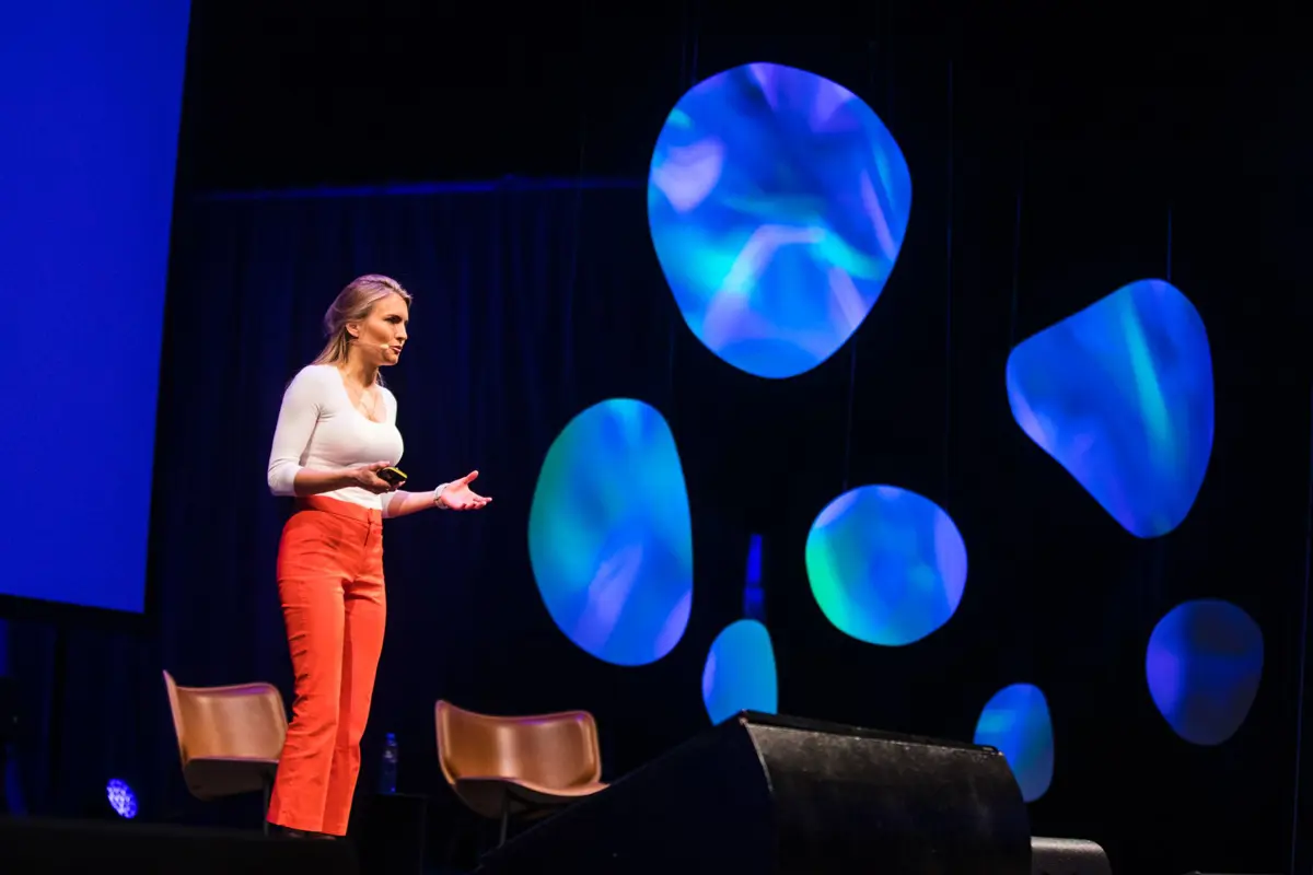 Isabelle Ringnes på scenen under Techpoint 2021.