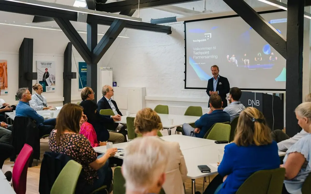 Partnersamling med 28 virksomheter som er med på å bygge konferansen. Her blir programmet for 28.-29. september presentert av daglig leder for Techpoint, Frode T. Ugland. 