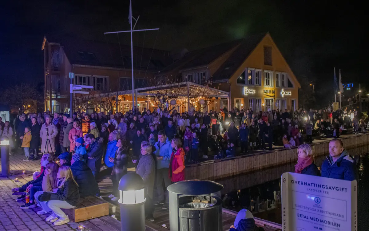 400 samlet på Fiskebrygga. Foto: Eirik Andresen 