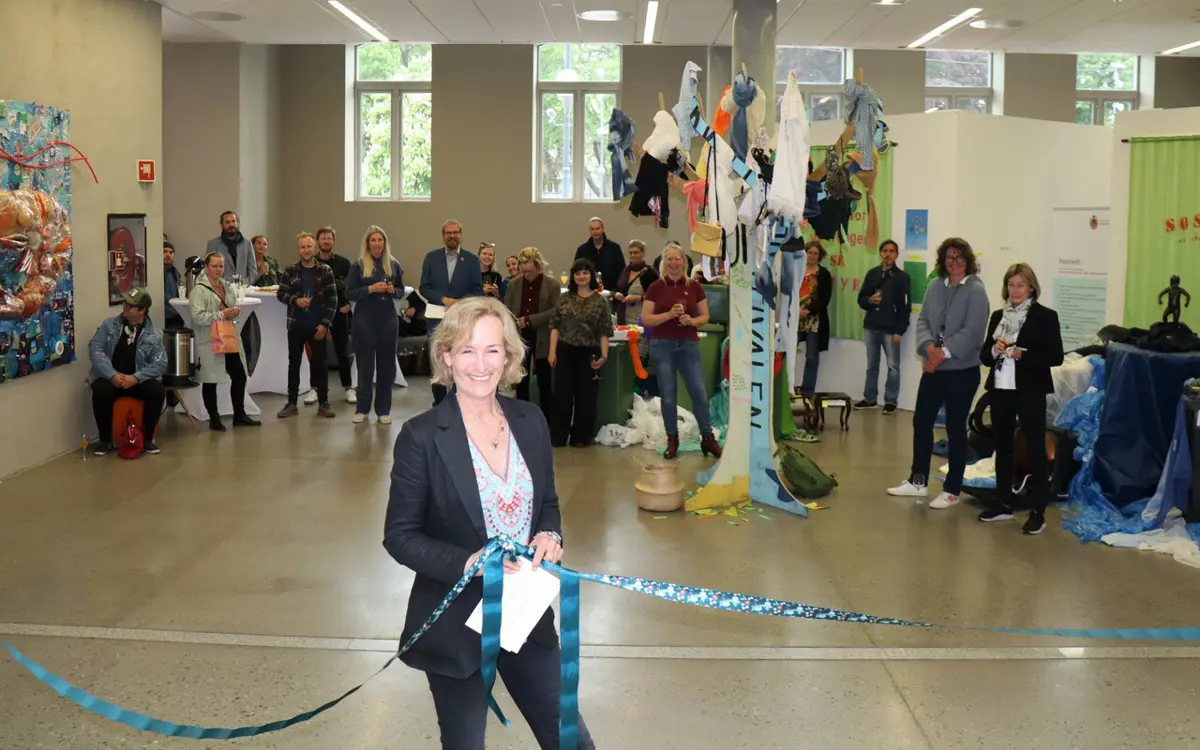 Kulturdirektør Camilla Jarlsby i Kristiansand kommune åpnet 23. mai utstillingen i Rådhuskvartalet i forbindelse med Miljøuka, som starter 30. mai og varer til 5. juni. Utstillingen omfatter to kunstinstallasjoner rundt tema ansvarlig forbruk og produksjon.