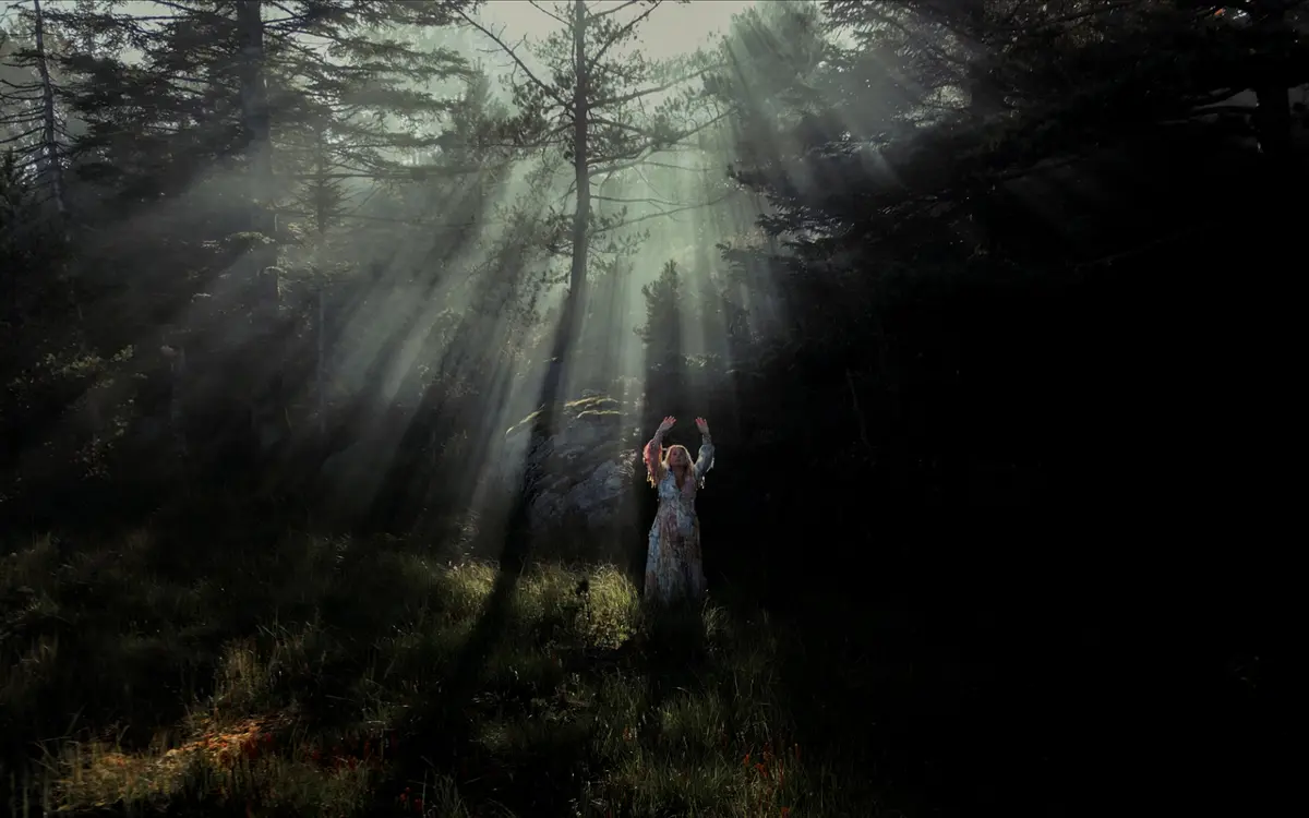 Lørdag 21. september retrunerer Helene Bøksle til Ravndalen for å markere suksessen «Elverhøy». 