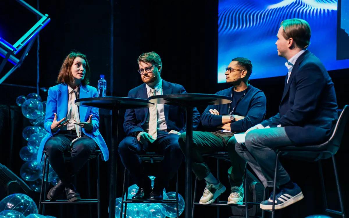 Slush'D Mandal blir lagt merke til av investorer fra hele verden. 12. mars samles et stort kapitalmiljø i sørlandsbyen. Her fra en panelsamtale i 2024. (Foto: Southcoast Creative.)