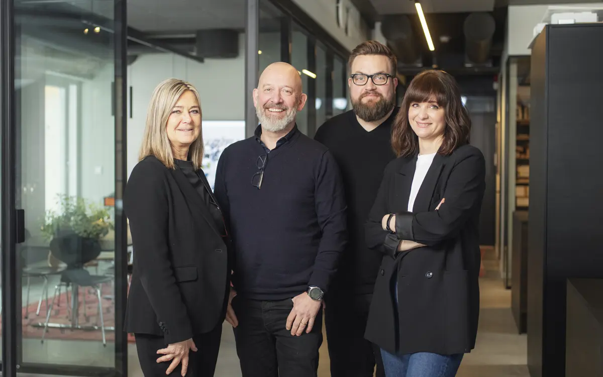 Fra venstre: Partnere og arkitekter Janicke Jebsen Vinje, Erik Asbjørnsen og Espen Erikstad samt daglig leder Camilla Nordahl Bang. Foto: Jens Westbye