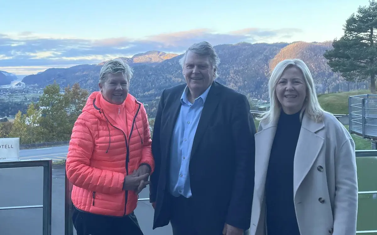 Fra venstre: Hotelldirektør Agnes Berntsen på Utsikten Hotell Kvinesdal, daglig leder av Lister Næringsforening Hans Fredrik Grøvan, og næringssjef i Kvinesdal kommune Liv Øyulvstad.
