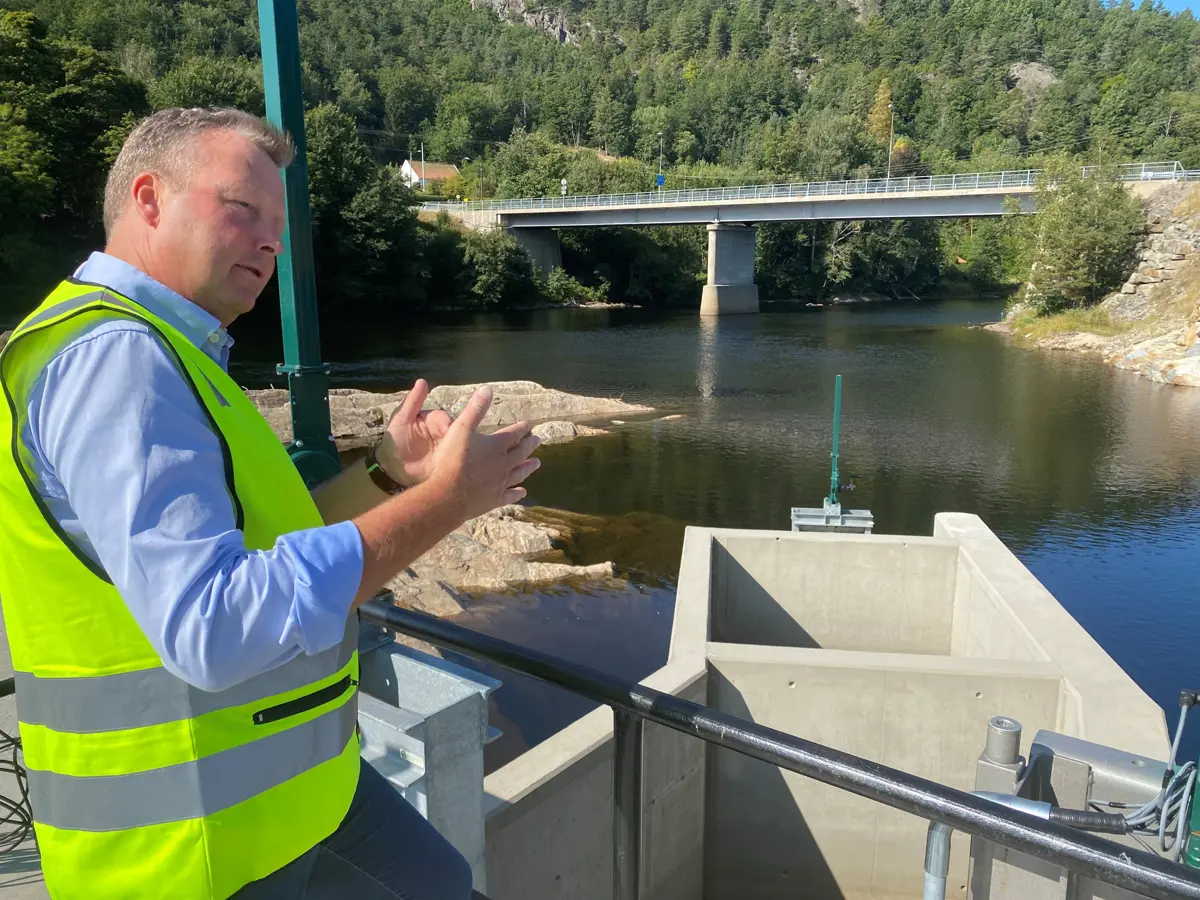 Øystein Flåt i Bekk og Strøm forklarte hvordan vannkraftverket var bygget opp.