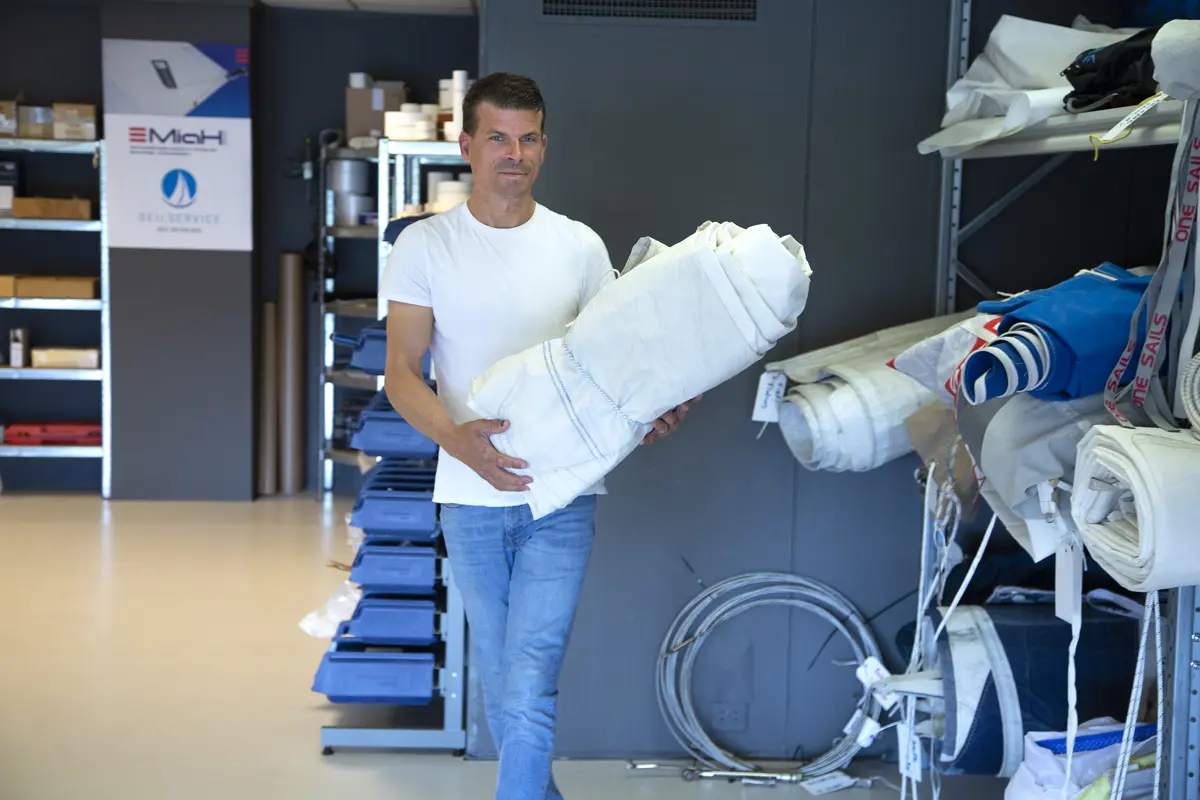 Seilmaker Michael W. Henriksen gleder seg over å levere regattaseil til en 100 fots seilbåt. Foto: Erling Slyngstad-Hægeland.