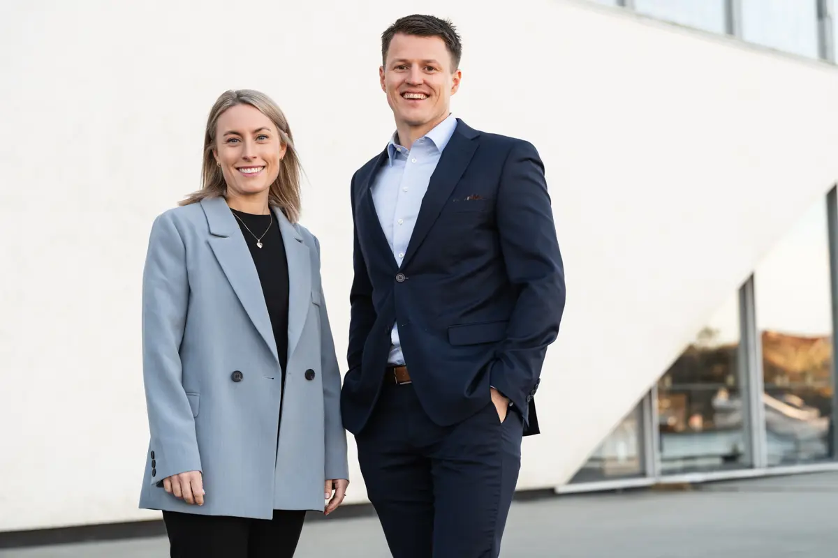 Veronica Kristensen og Eirik Wiehe ved sørlandskontoret til Gritera. (Foto: Gritera Sørlandet)