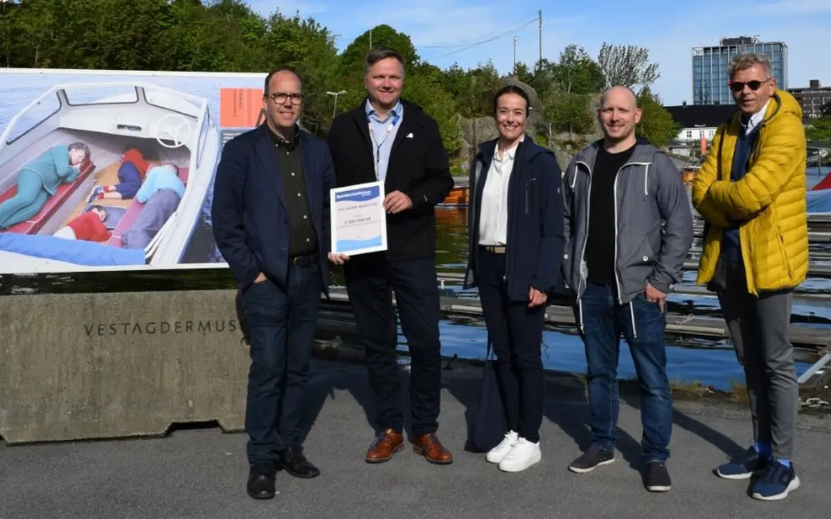 Direktør John Olsen i Vest-Agder-museet  (fra venstre) er svært glad for gaven på 2.5 millioner kroner fra Sparebankstiftelsen SR-Bank. Videre på   bildet banksjef Rune Meås Nilssen i SR-Bank, Ellen Instefjord, gave- og kommunikasjonssjef i Sparebankstiftelsen SR-Bank, Jan Egil Hansen, konservator for plastbåthistorie i Odderøya museumshavn og styreleder for Vest-Agder-museet Terje Damman.