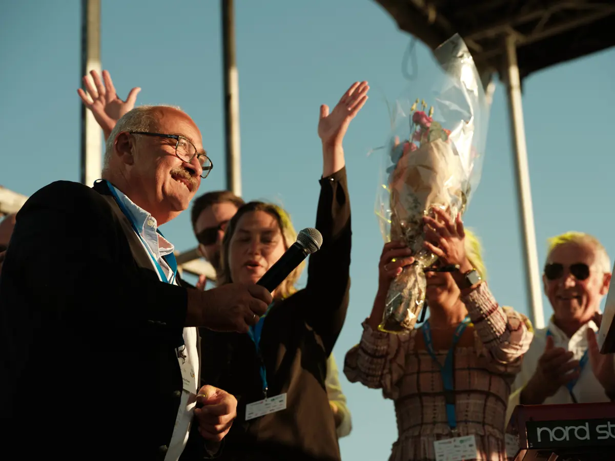 Paal Hennig-Olsen tok imot prisen sammen med flere ansatte i Hennig-Olsen. Foto: Marcel Tiedje