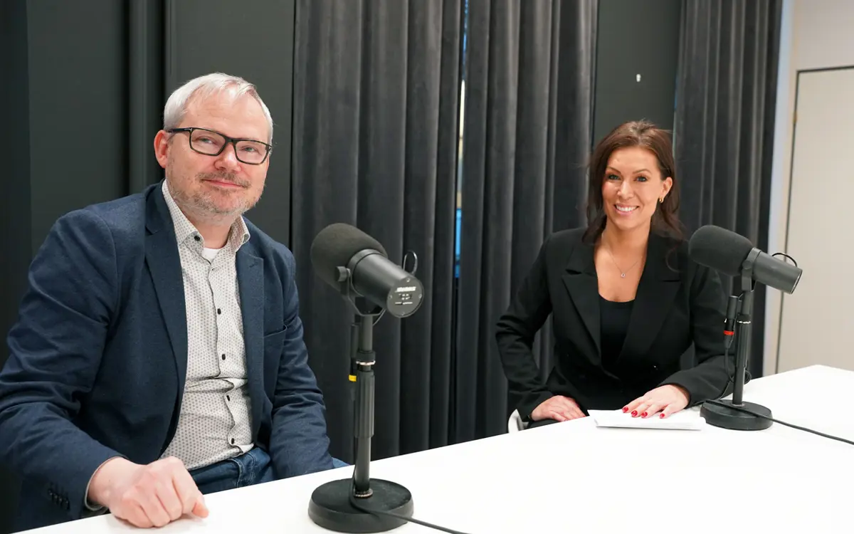 Strømprisene er i ferd med å normalisere seg - men ikke i Agder: - Det har ikke manglet på beskjeder fra regionen om alvorligheten, sier næringspolitisk leder, Roar Osmundsen. Her sammen med Liv Eva Kirkesæther i «Politisk Kvartal». 