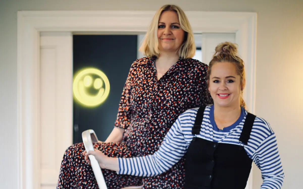 Partnere Anne Holm Alexandersen og Tonje Steen på sitt kontor på Odderøya. Foto: Privat.