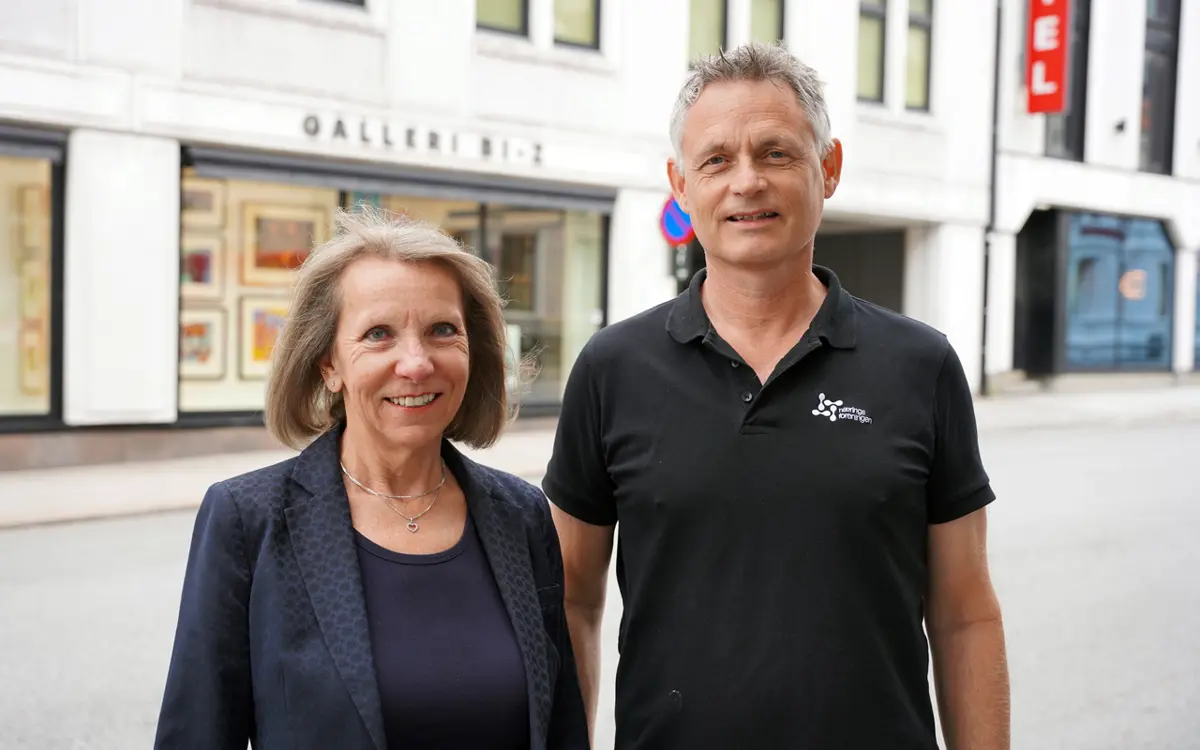 30. mai signerte Næringsforeningen og NAV Kristiansand en samarbeidsavtale om Bedriftspakken. Fra venstre: NAV-leder Heidy Døsvik og administrerende direktør i Næringsforeningen, Trond Backer.