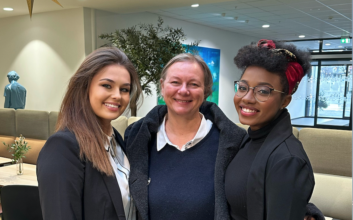 Always Cargo har fått god hjelp av Noroff-studenter i utviklingen av en ny markedsplan. Fv. Viktoria Akhmedov, Birgith Rosseland og Natacha Shimwa O'nderata.