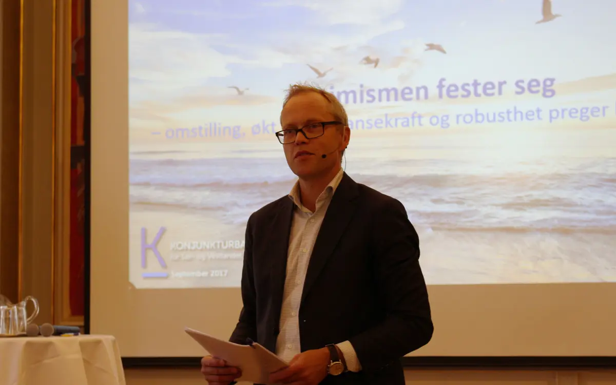 Sjeføkonom Kyrre M. Knutsen presenterer tallene i det nye Konjunkturbarometeret.