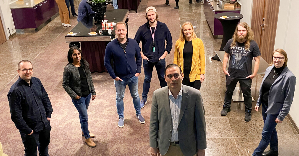 På bildet ser du fra venstre: Frode Hauso, Shinda Venugopal, Espen Johannessen, Kristoffer Hansen, Katrine Brun, Ronny Reinhardtsen, Stefanie Johnsen og foran leder for avdelingen, Arun Deep. Arnt Helge Håland var ikke tilstede da bildet ble tatt. 