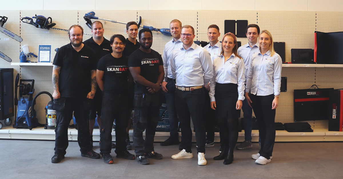 Alle nye ansatte fra januar 2020 frem til nå som er stasjonert i Kristiansand. Fra venstre bak: Stig Thomassen, Martin Weisser Brandt (Lagersjef), Knut Rasmussen, Daniel Skotte, Jacob Johan Moe<br />
Fra venstre foran: Even Oakley, John-Kenneth Rubia, André Samuelsen, Tom André Myrland (Salgsleder), Ingvild Sandvik (Innkjøpsansvarlig), Malene Kjøstvedt (Butikkleder)