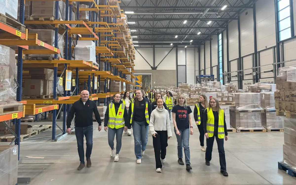 Her får kvinner fra elektrobransjen omvisning på hovedlageret til SG Armaturen. (Foto: Privat.)