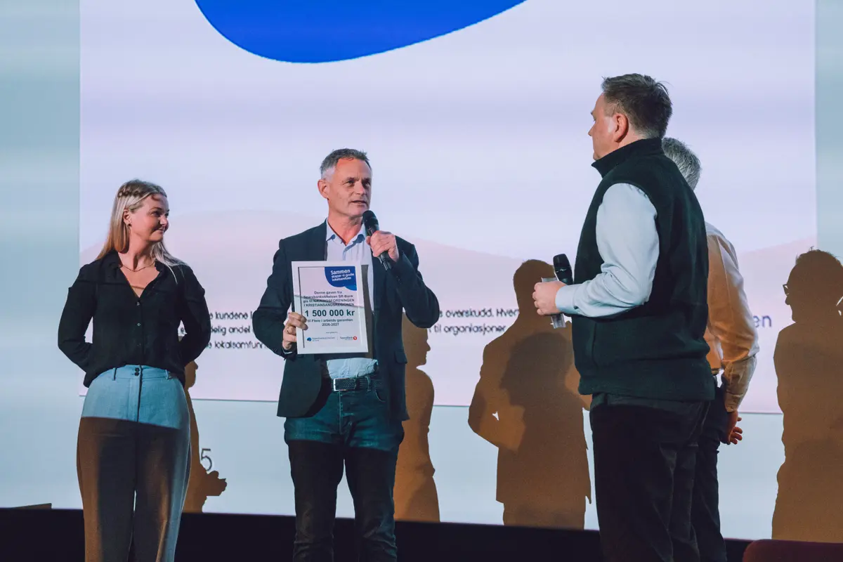 Banksjef Rune Meås Nilssen i SpareBank 1 Sør-Norge overrakk gavesjekken på vegne av Sparebankstiftelsen SR-Bank. Her med Trond Backer og Helena Frustøl (Næringsforeningen i Kristiansandsregionen). Foto: Håkon A. Repstad.