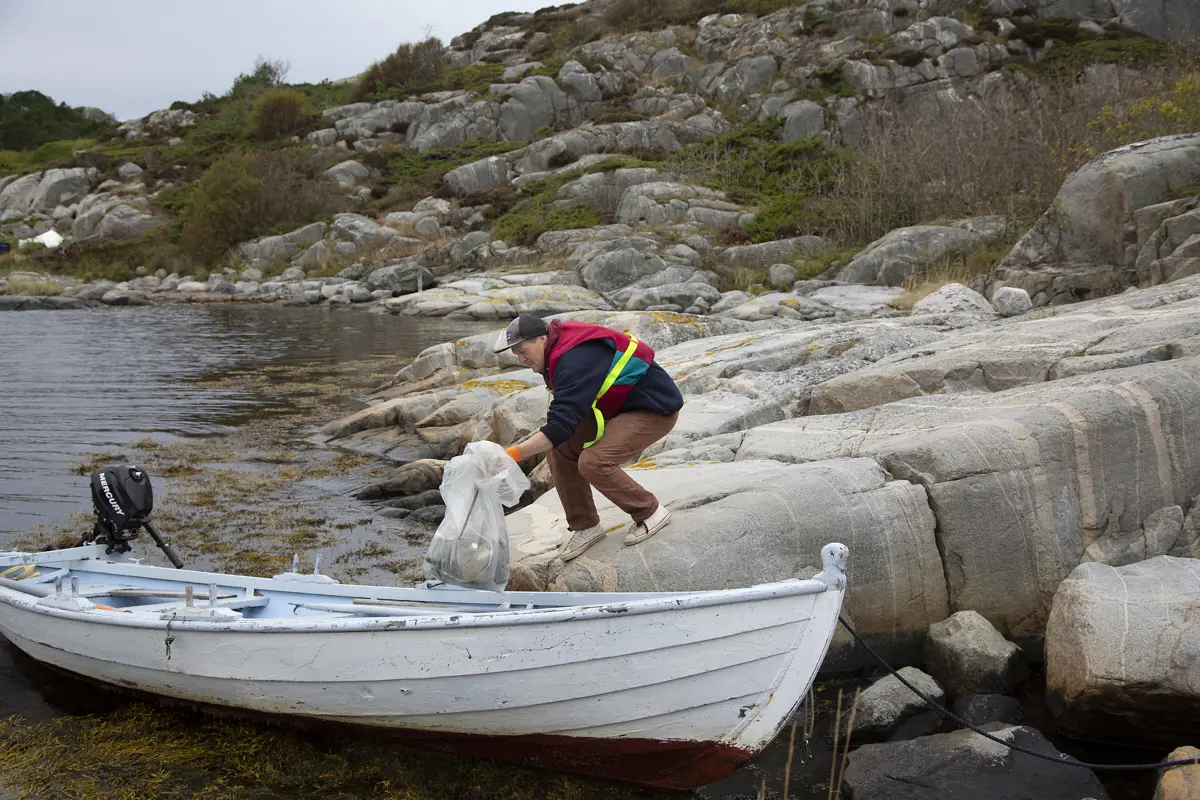 Det meste av plasten han lager objekter av, finner Inge Kvivik i nærområdet i Høvåg eller på Lista hvor han surfer.
