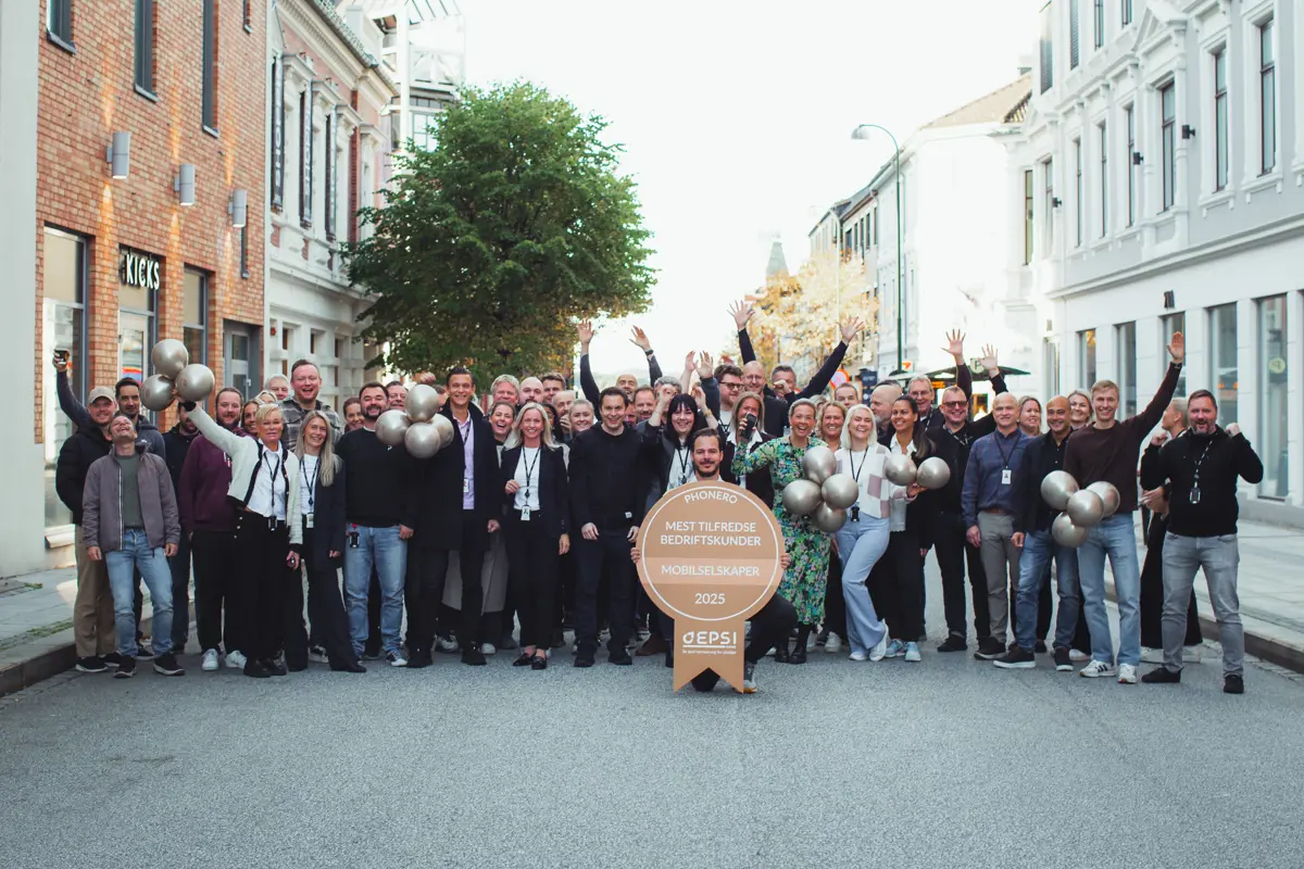 De ansatte feiret utmerkelsen utenfor sine kontorlokaler i Kristiansand. Foto: Phonero.