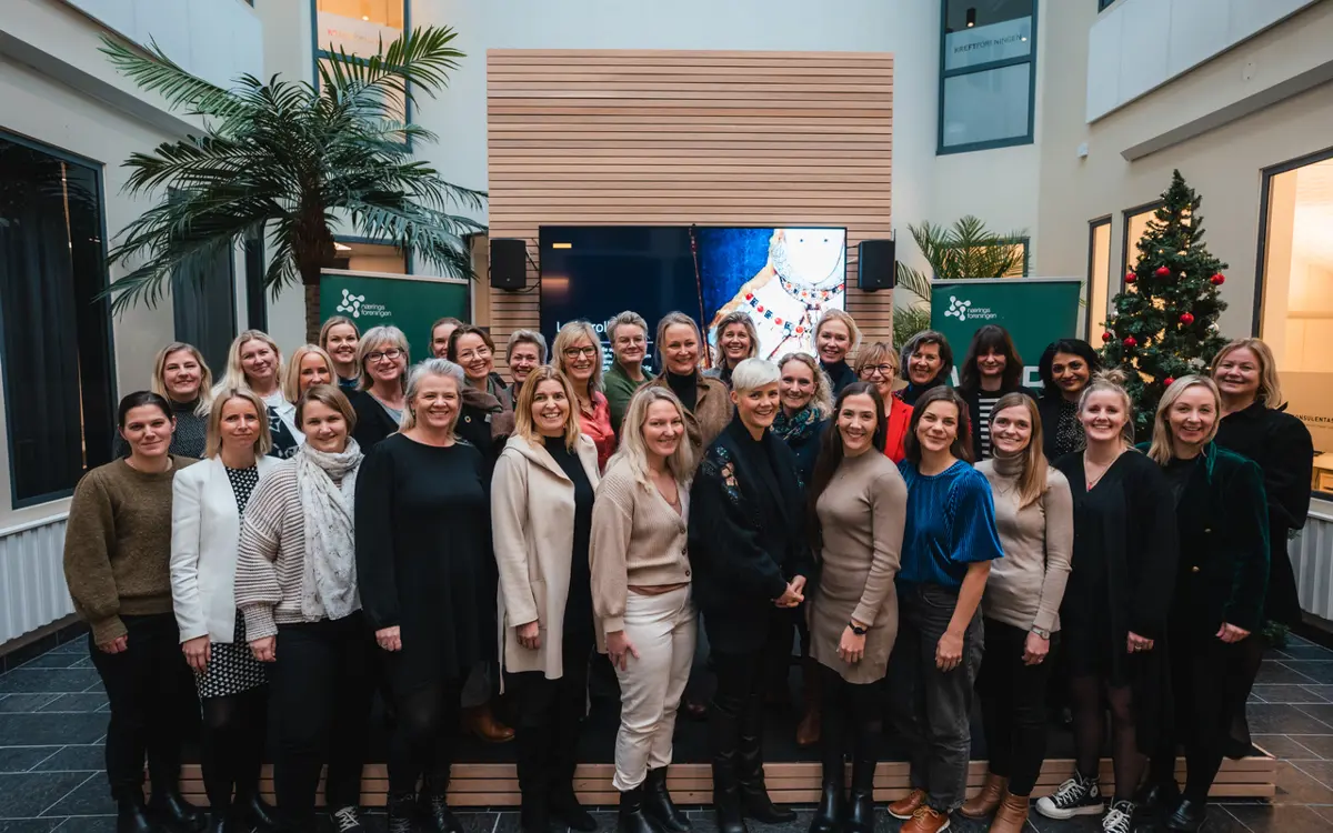 Menteer og mentorer som deltok i mentor- og lederutviklingsprogrammet i WiB i 2023. Ytterst til høyre står programansvarlig, Heidi Minde. 