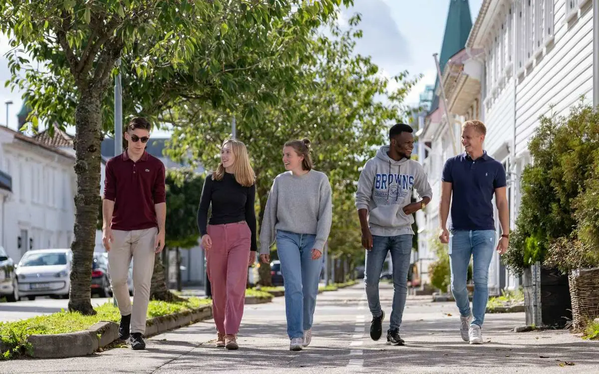 Årets undersøkelse har vektlagt flere spørsmål rundt tidligere studenters mobilitet på arbeidsmarkedet. Flytter de ut av regionen eller klarer Agder å tiltrekke seg UiA-studentene? Foto: UiA/Illustrasjonsfoto