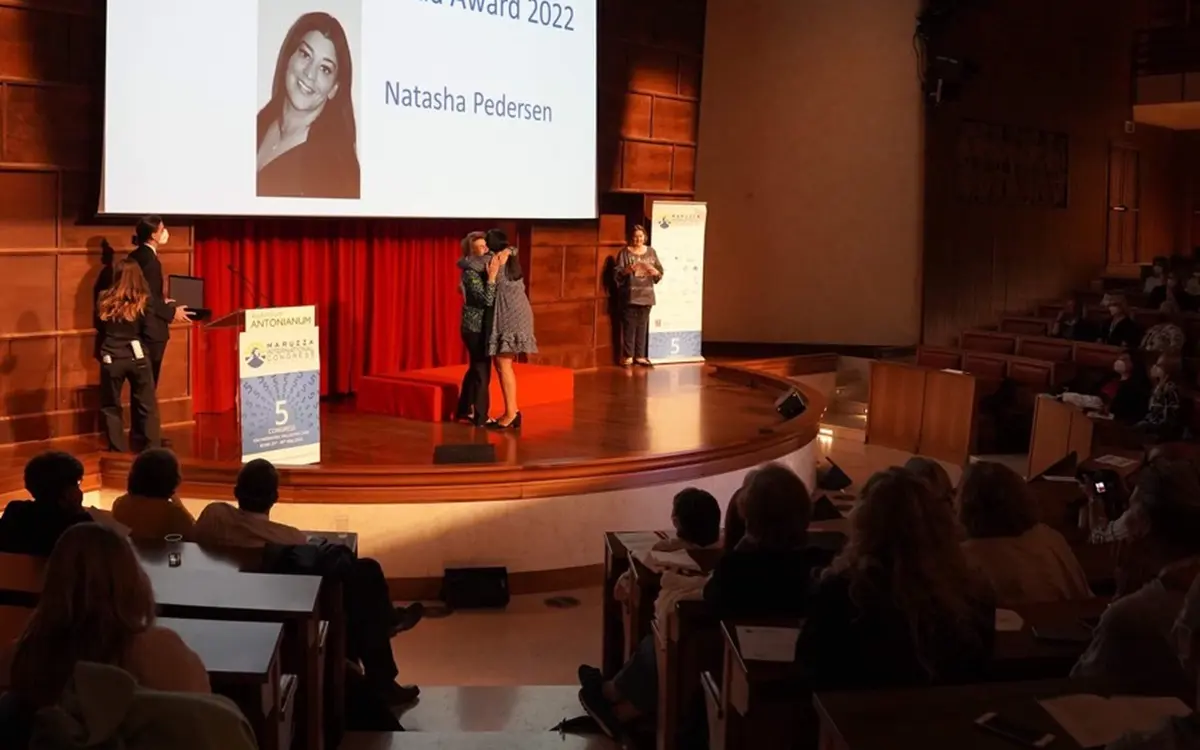 Her utdeles prisen i Roma og overrekkes av Presidenten for Maruzza Foundation, Silvia Lefebvre D`vido.