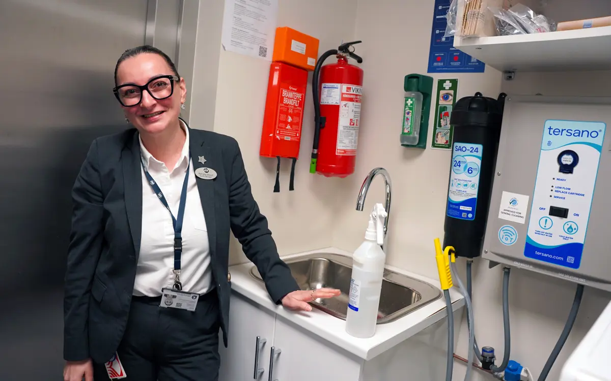 Husøkonom Renata Korof er strålende fornøyd med ozonvannet som produseres på hotellets vaskerom. Her kan rengjøringspersonalet fylle sprayflasker, gulvmaskiner og vaskebøtter - uten kjemikalier. 