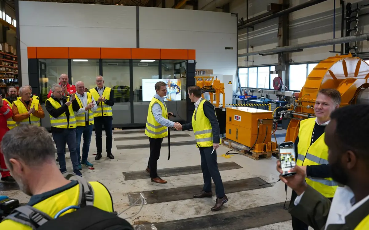 Kristiansand-ordfører Mathias Bernander (H), gratulerer Rune Johnsen, administrerende direktør i NOV. Ordføreren klippet snor foran "Powerblade Energy Recovery System". Et nytt system som gjenvinner energi som ellers forsvinner ut i havet. 