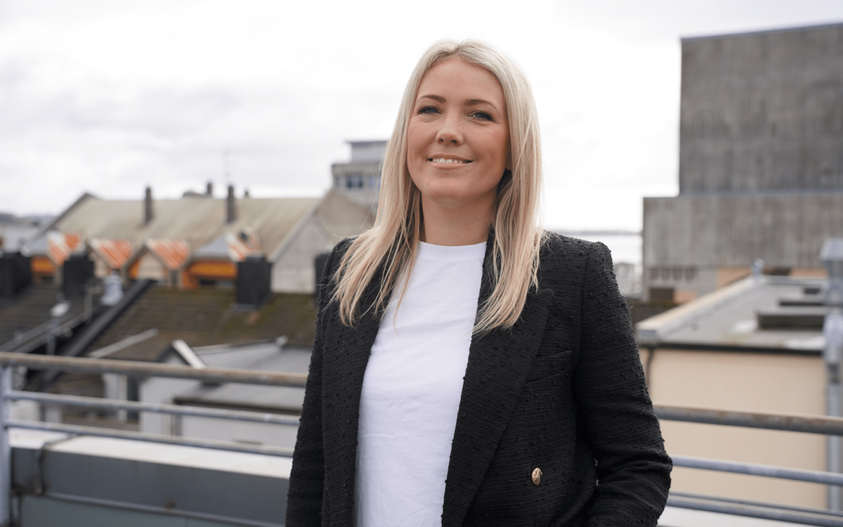 Trine Haugland har hatt sine første dager på jobb  i Næringsforeningen. - Jeg er veldig glad for å være en del av teamet, sier hun. (Foto: Næringsforeningen)