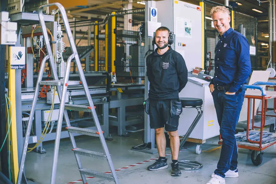 Bjørn Emil Thomassen (t.v.) er produksjonsmedarbeider hos Strai kjøkken i Setesdalsveien. Han er fra Kvarstein i Vennesla, og et av 190 eksempler på hvordan lokalt eierskap sikrer lokale arbeidsplasser.