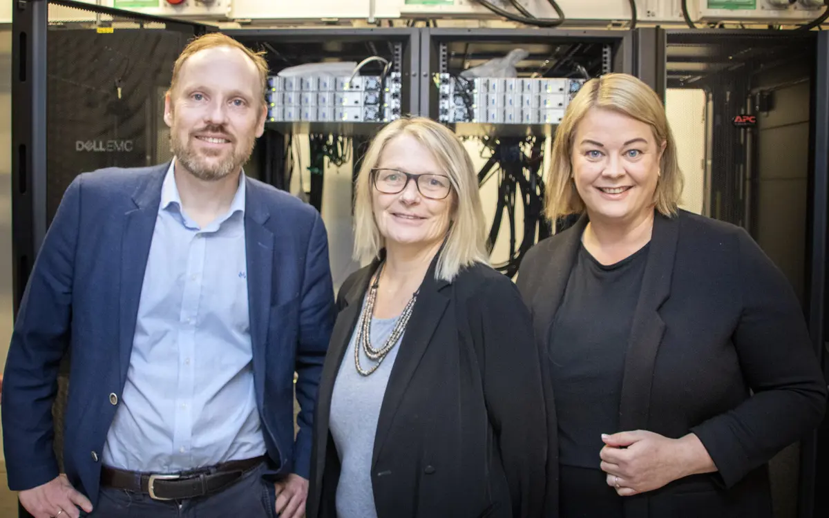 Fra venstre: Professor Ole-Christoffer Granmo, rektor Sunniva Whittaker og direktør i Sparebanken Sør Eva Kvelland. Foto: UiA