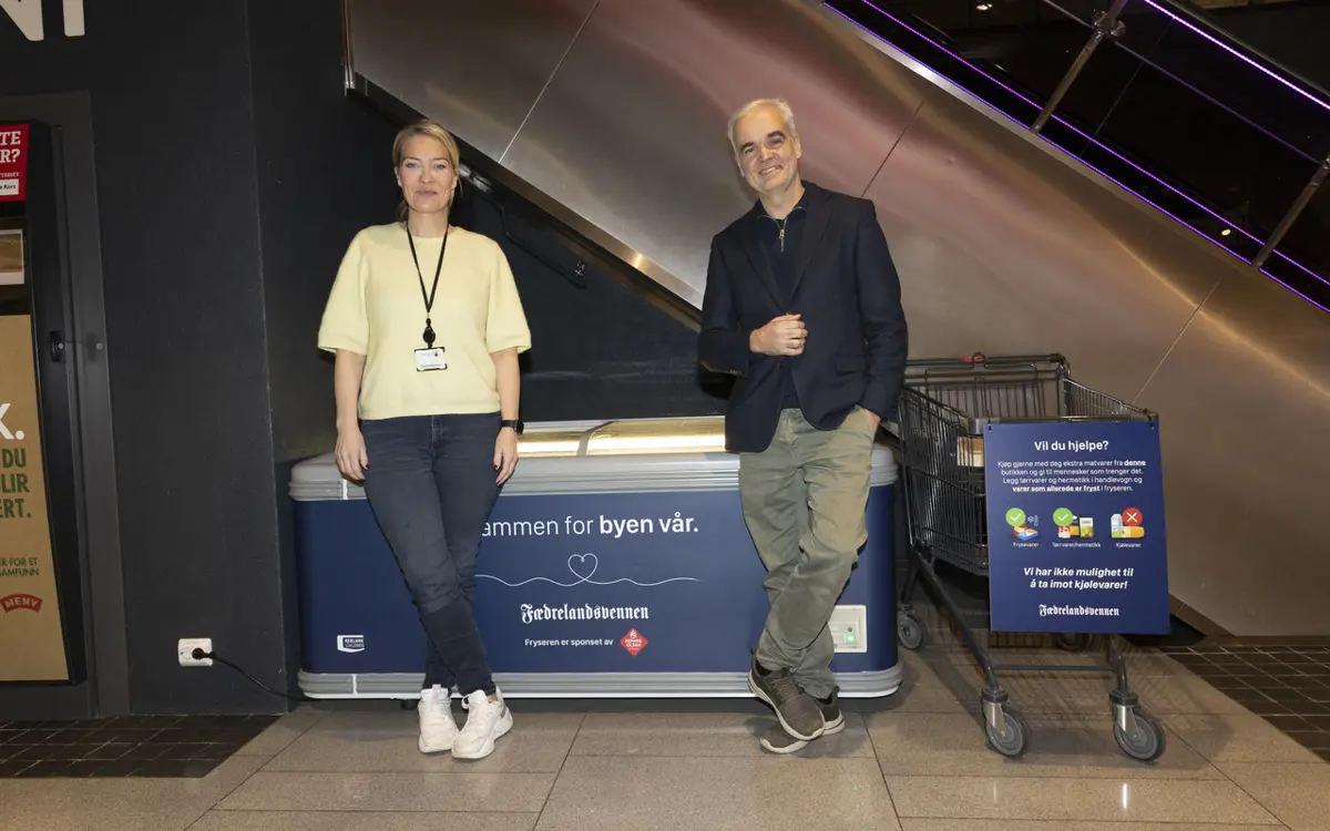 Hilde Lunøe-Nielsen er initiativtaker til mataksjonen "Sammen for byen vår". Her sammen med sjefredaktør Eivind Ljøstad i Fædrelandsvennen.
