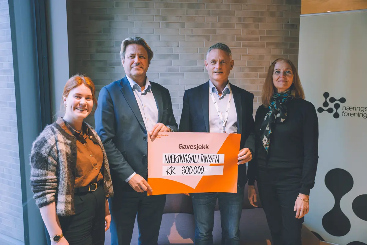 Fra venstre: Tina McDougall (NiKR), landsdelsdirektør i Sparebanken Norge, Gunnar Thomassen, Trond Backer (NiKR) og Hanne Gulbrandsen, Grimstad Næringsforening. (Foto: Næringsforeningen) 