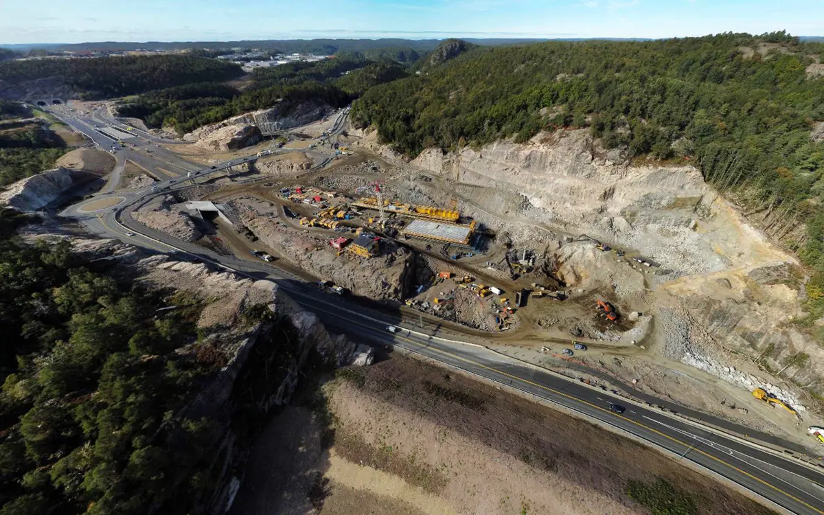 Nye Veier velger Utleiemegler Sør som leverandør av utleiemeglertjenester på Sørvestlandet. Her fra veiselskapets utbygging ved Gratuthelleren vest for Kristiansand. (Foto: Nye veier)