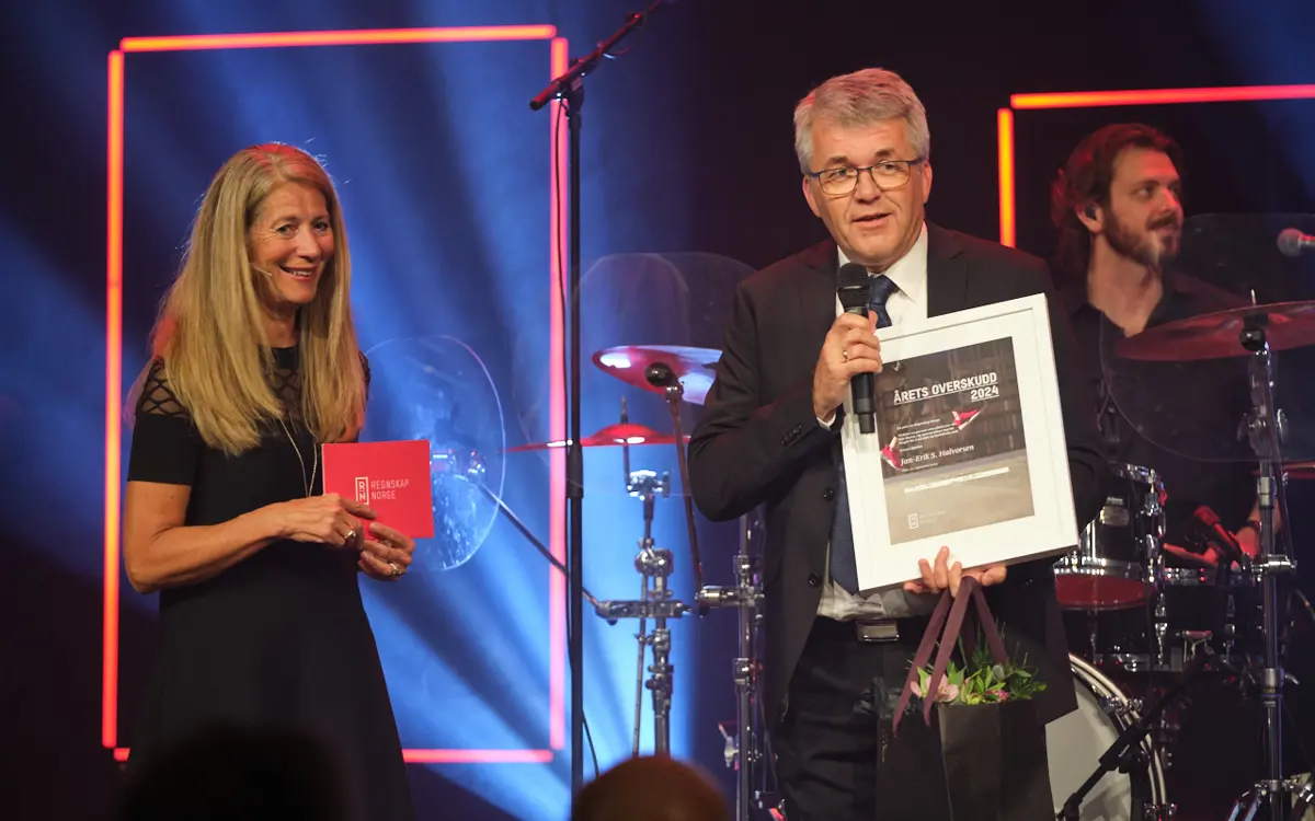 En stolt Jan-Erik S. Halvorsen fikk prisen Årets Overskudd av styreleder Ingebjørg Harto i Regnskap Norge. Foto: Regnskap Norge