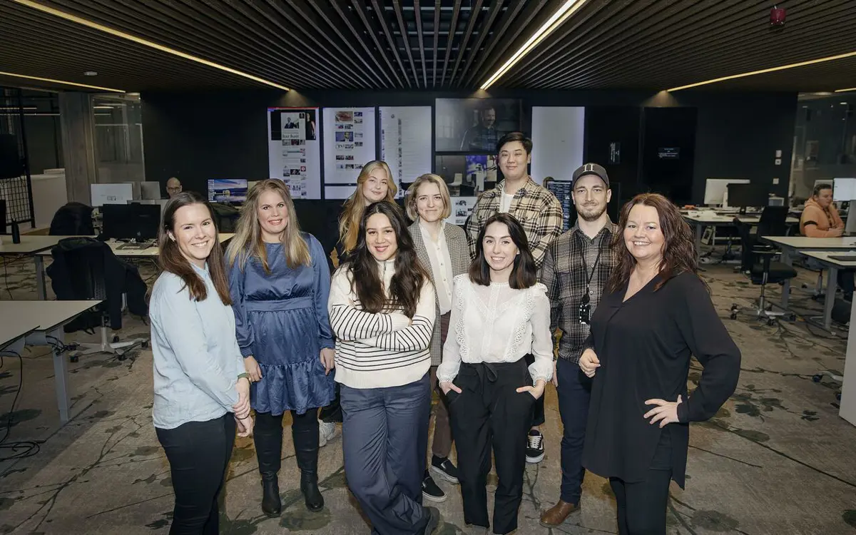 9 av 11 nyansatte samlet på ett brett. Fra venstre: Journalist Margrethe Saga, journalist Marit Elisabeth Strand, journalist Johanne Ousdal (bak), journalist Damares Stenbakk (foran), analytiker Mathilde Jacobsen, journalist Aleksandra Kosalka, webutvikler Khai Joachim Nguyen, journalist Anders Mjaaland og journalist Hilde Wøhni Joakimsen. Ikke til stede: journalist Shayan Jalilian og webutvikler Mahmoud Ibrahim Mohammad.