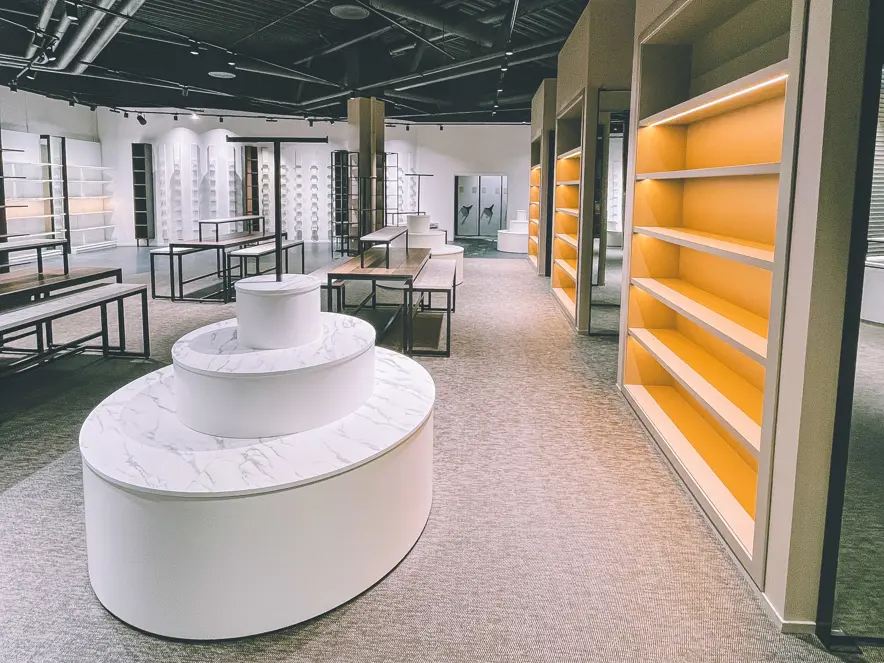 Tønnesen 1937 på Sørlandssenteret. Cencos egen interiørarkitekt har designet butikken i tett dialog med kunden. Cenco har levert alt fra oppbygning av lokalet til ferdig butikk.