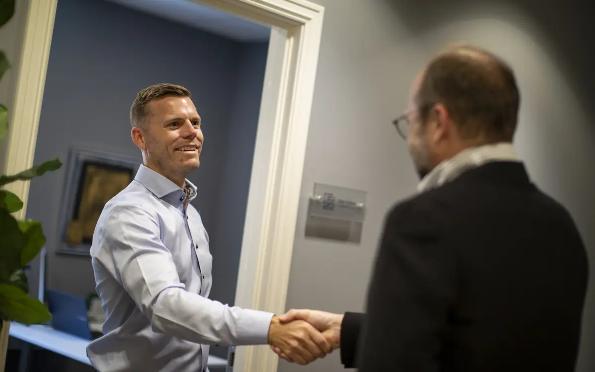 Terje Tjelland, grunnlegger av Re-Locate, introduserer selskapets nye tjeneste for å bistå bedrifter med å administrere sine leiekontrakter på en profesjonell og pålitelig måte.