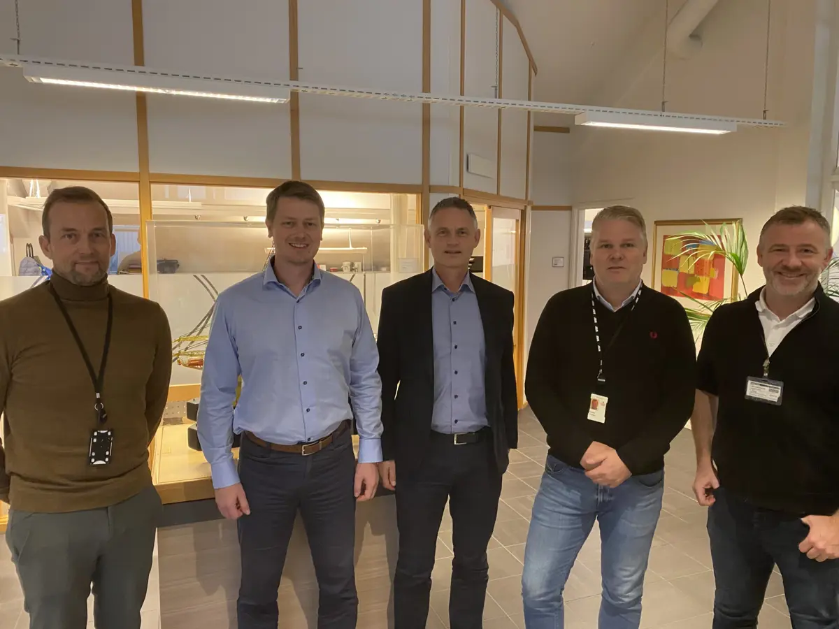 Fra venstre: Alf Fredvik (NOV), Rune Johnsen (Adm dir, NOV), Trond Backer (Næringsforeningen), Anders Hodne (NOV) og Odd-Arild Skonhoft (Næringsforeningen). 