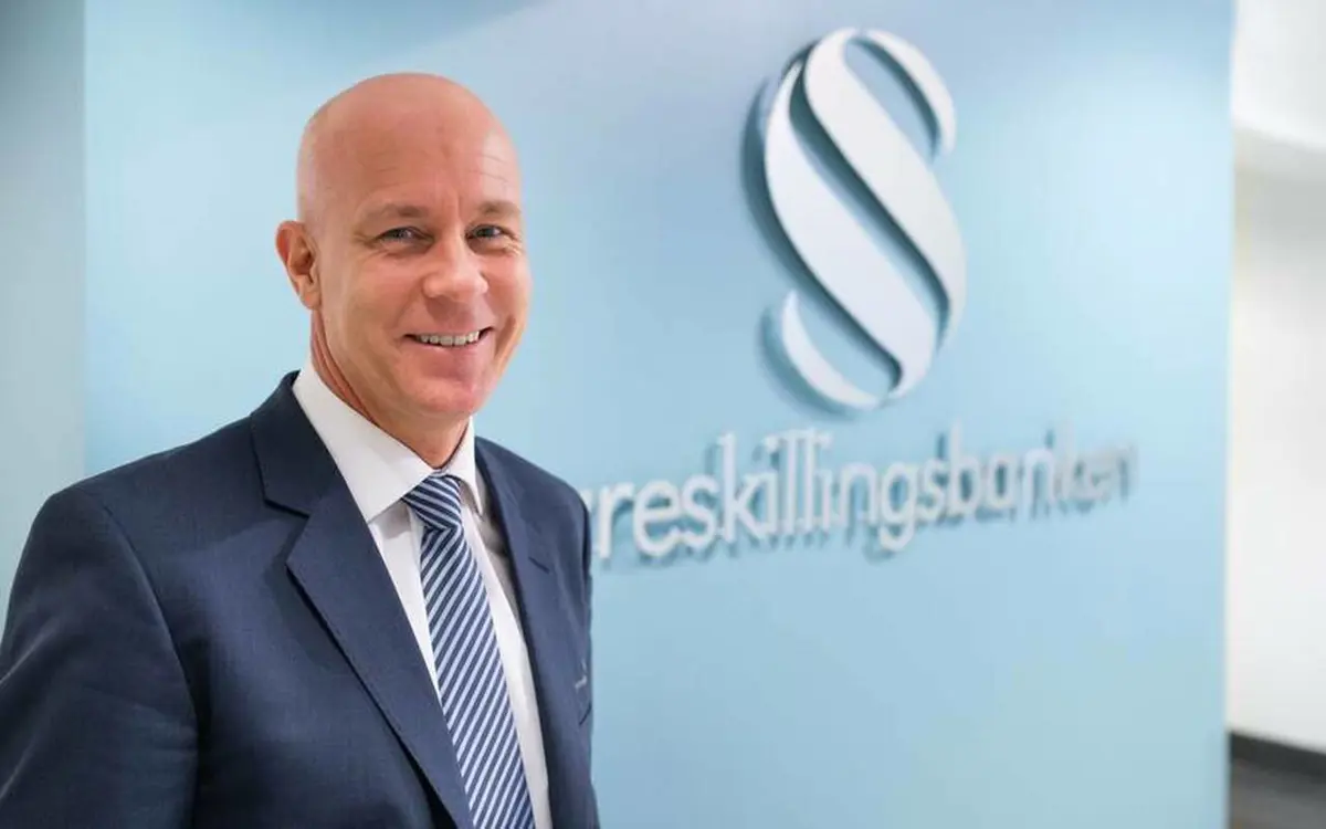 Kenneth Engedal, administrerende banksjef i Spareskillingsbanken er strålende fornøyd med at BankAxept nå blir et betalingsalternativ i mobiltelefonen. Foto: Spareskillingsbanken

