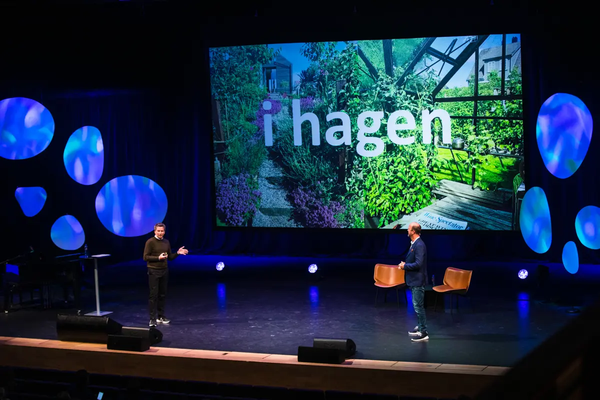 Asgeir Hartveit og Trond Moi jobber med å spre selskapets budskap. Her på scenen under Techpoint 2021. Foto: Scream Media